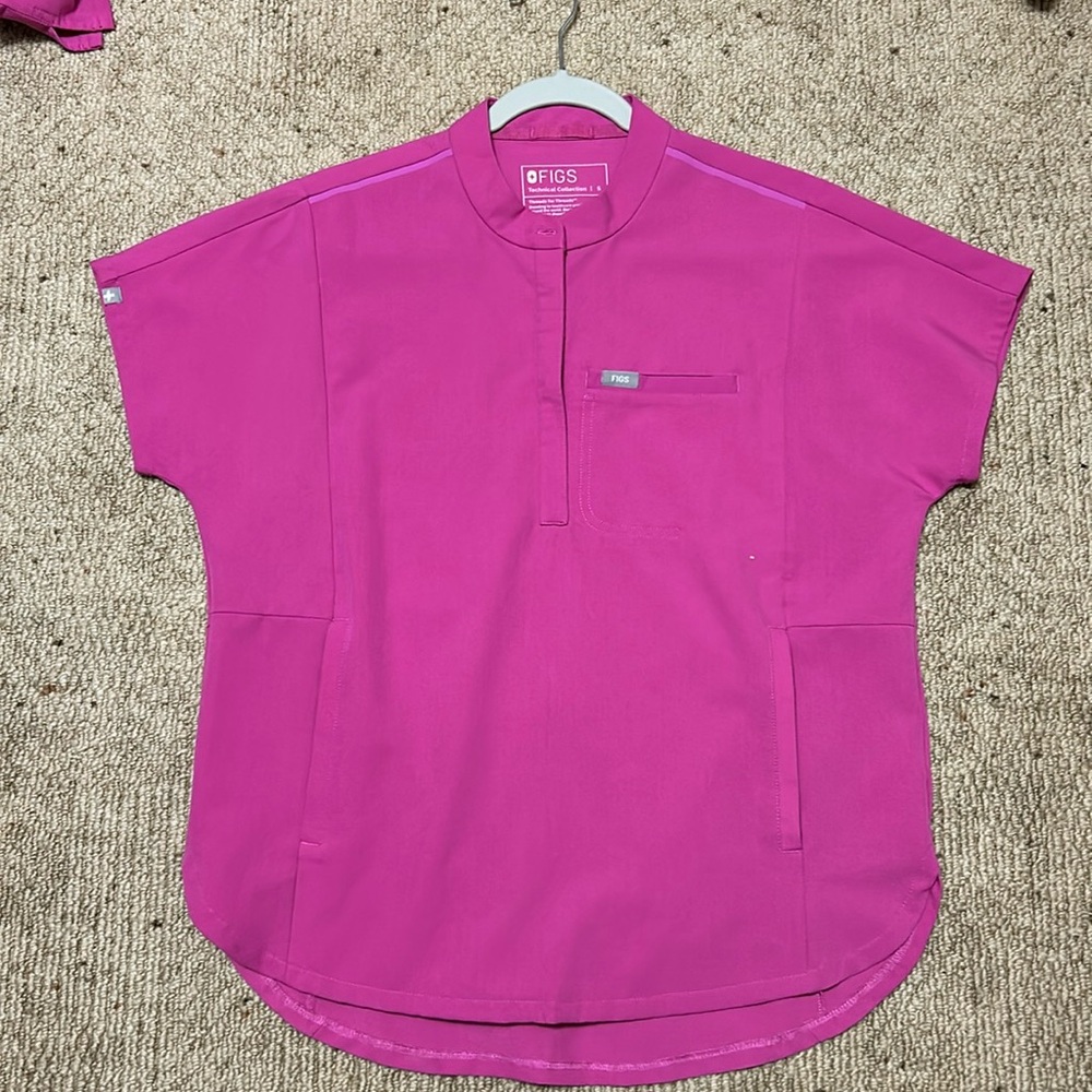Figs Montex electric orchid pink scrub top in size small